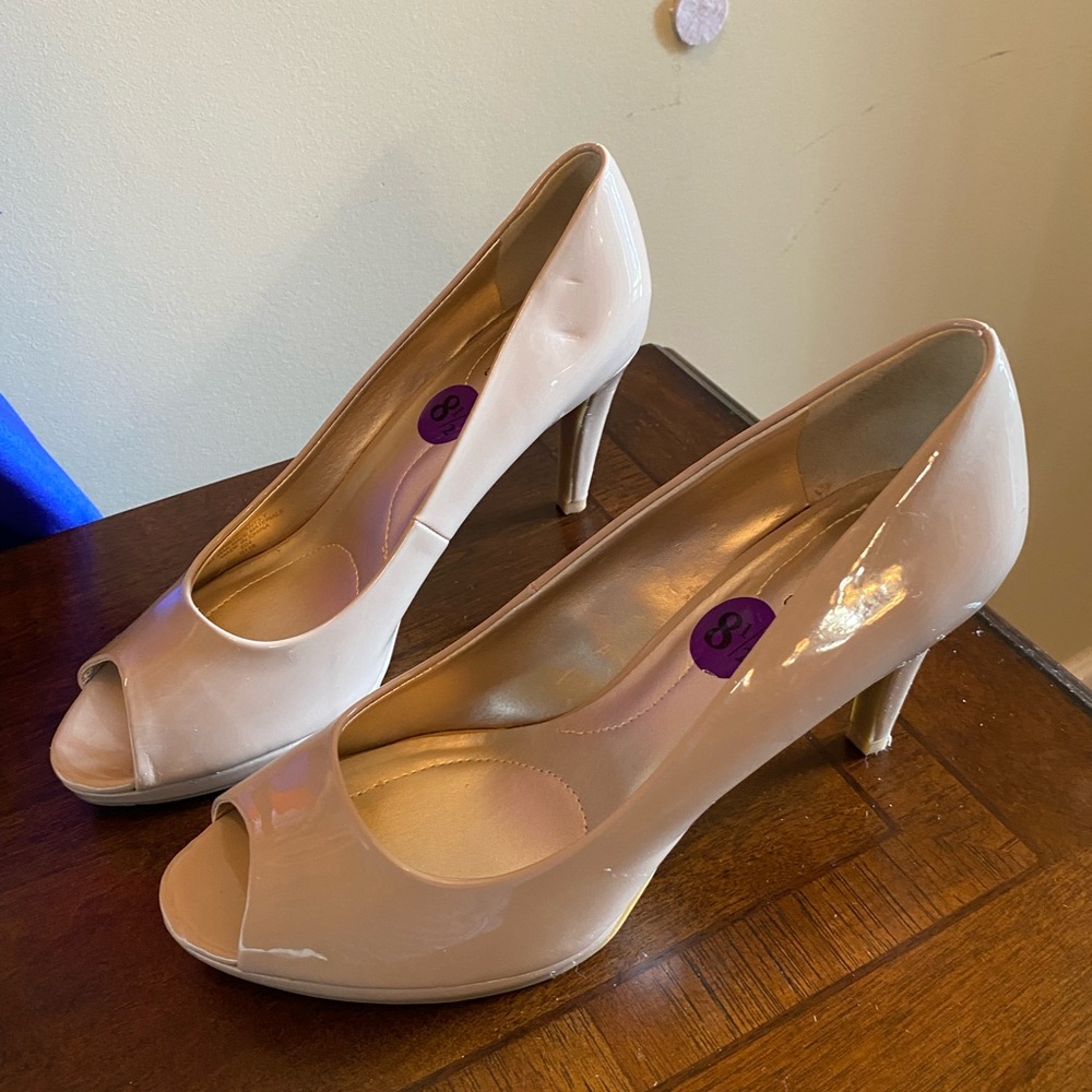 BANDOLINO Women's Rainaa Platform Stiletto Peep Toe Pumps